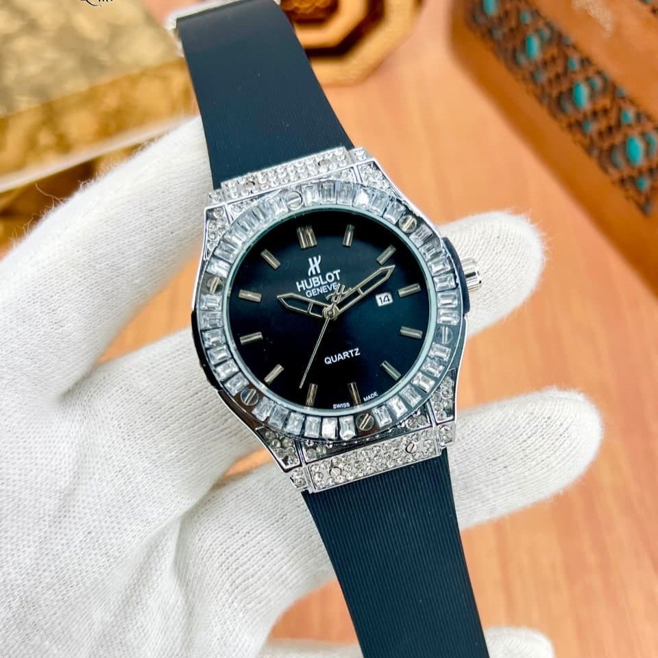 Luxury Diamond Bezel Quartz Watch- Black Dial with Silicone Strap & Date Display